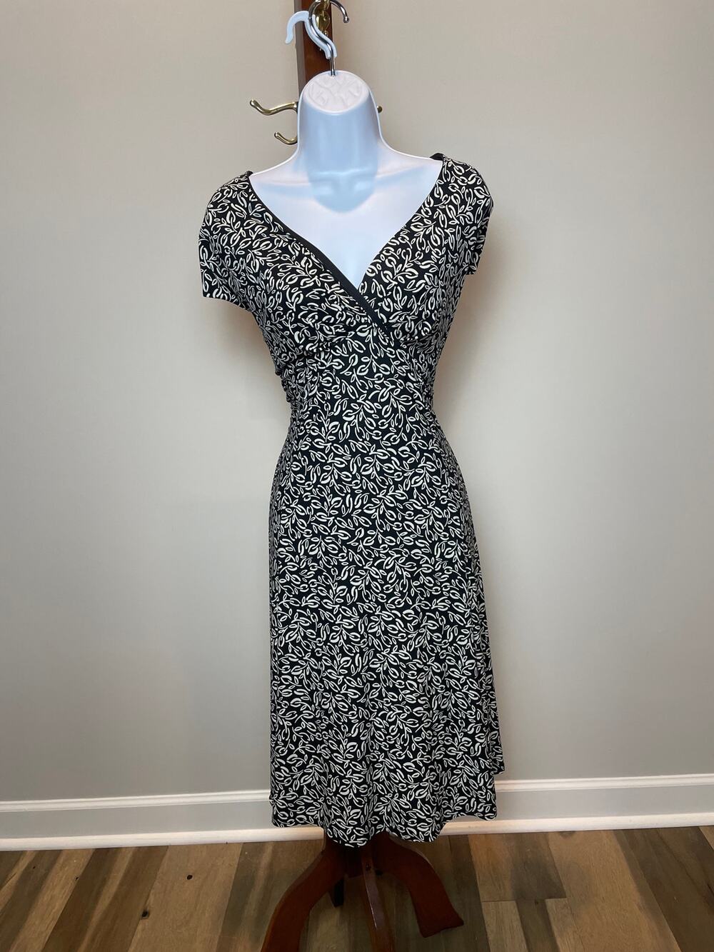 Jones Wear Dress Size 16 Black White Leaf Print V‑Neck Cap Sleeve Flowy